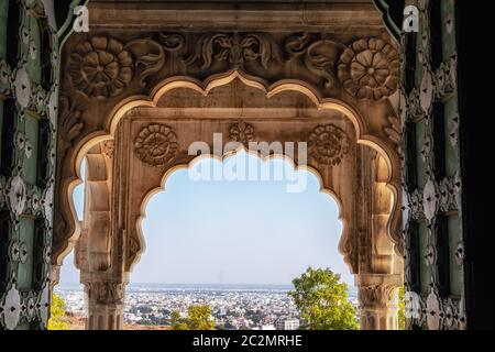 Muster auf dem Eingang zum Haupt-Mausoleum oder Kenotaph in jaswant thada, jodhpur, indien graviert. Stockfoto