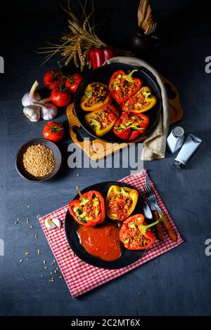 Paprika mit Schreibweise, Schafskäse Füllung Stockfoto