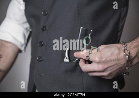 Die westentasche eines Friseur mit den Werkzeugen seiner Arbeiten im Inneren Stockfoto