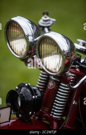 Nahaufnahme eines klassischen Doppel-Motorradscheinwerfers im Vintage-Look. Stockfoto