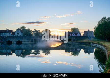 Abingdon Brücke mit Reflexion bei Sonnenaufgang. Abingdon auf der Themse, Oxfordshire, England Stockfoto