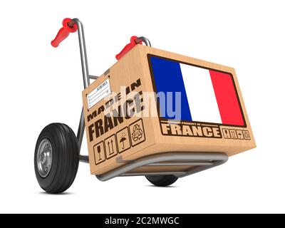 Karton-Box mit Flagge von Frankreich und Made in France Slogan auf Hand LKW weißer Hintergrund. Konzept Des Kostenlosen Versands. Stockfoto