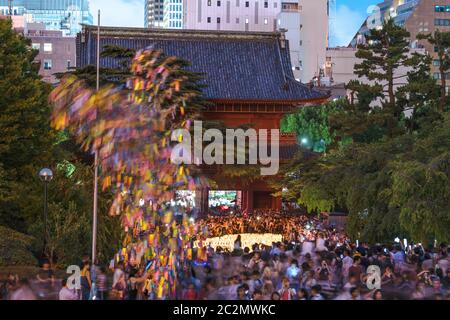 Das Tor zum Sozoji-Tempel in der Nähe des Tokyo Tower während der Feier der Papierlaternen zur Feier von Tanabata. Stockfoto