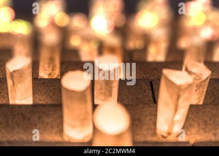 Handgefertigte Papierlaternen, die die Steinstufen des Zojoji-Tempels in der Nähe des Tokyo Tower während des Tanabata-Tages am 7. Juli beleuchten. Stockfoto