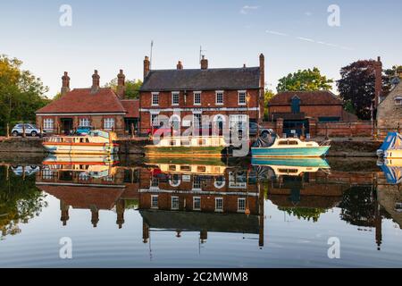 Das alte Ankergasthaus und Boote mit Spiegelung bei Sonnenaufgang. Abingdon auf der Themse, Oxfordshire, England Stockfoto