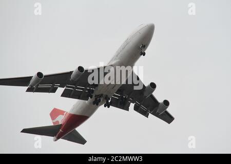 Datei Foto aufgenommen 27.10.2013. Abgebildet ist eine Qantas Boeing 747-438, Registrierung VH-OJC, die über dem inneren Westen Sydneys fliegt. Stockfoto