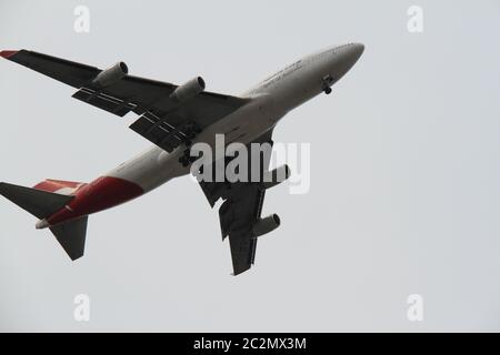 Datei Foto aufgenommen 27.10.2013. Abgebildet ist eine Qantas Boeing 747-438, Registrierung VH-OJC, die über dem inneren Westen Sydneys fliegt. Stockfoto