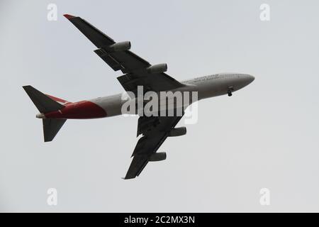 Datei Foto aufgenommen 27.10.2013. Abgebildet ist eine Qantas Boeing 747-438, Registrierung VH-OJC, die über dem inneren Westen Sydneys fliegt. Stockfoto