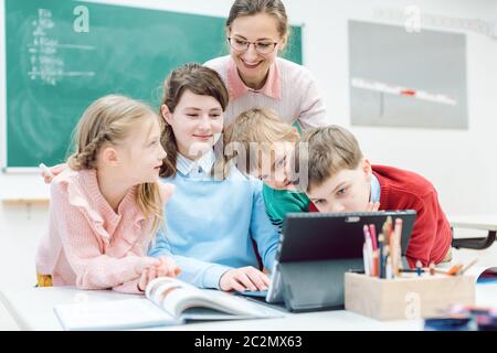 Lehrer und Schüler, die Medien und Technologie im Klassenzimmer verwenden, um Unterrichtsfilme anzusehen Stockfoto