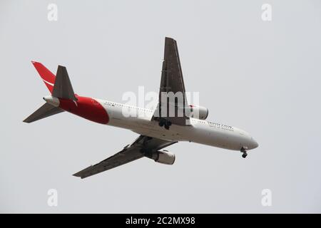 Datei Foto aufgenommen 27.10.2013. Abgebildet ist eine Boeing 767-338, Registrierung VH-OGM, die über dem inneren Westen Sydneys fliegt. Stockfoto