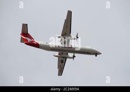 Datei Foto aufgenommen 27.10.2013. Abgebildet ist ein QantasLink Bombardier DHC-8-315Q, Registrierung VH-SCE, der über dem inneren Westen Sydneys fliegt. Stockfoto