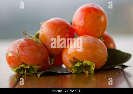 Reife Kaki auf einem Tisch im freien Stockfoto