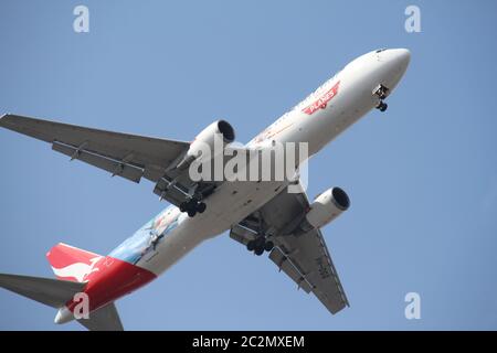 Datei Foto aufgenommen 27.10.2013. Abgebildet ist eine Qantas Boeing 767-338ER, Registrierung VH-OGG, die über dem inneren Westen Sydneys fliegt. Es ist eines der Disney-Flugzeuge. Stockfoto