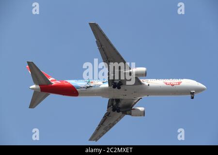 Datei Foto aufgenommen 27.10.2013. Abgebildet ist eine Qantas Boeing 767-338ER, Registrierung VH-OGG, die über dem inneren Westen Sydneys fliegt. Es ist eines der Disney-Flugzeuge. Stockfoto