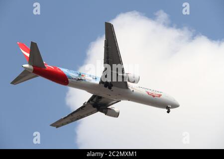 Datei Foto aufgenommen 27.10.2013. Abgebildet ist eine Qantas Boeing 767-338ER, Registrierung VH-OGG, die über dem inneren Westen Sydneys fliegt. Es ist eines der Disney-Flugzeuge. Stockfoto