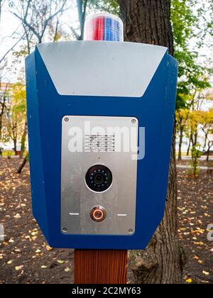 Polizei Notruf Taste in einem öffentlichen Park. Hilfe. SOS. Stockfoto