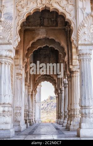 jaswant thada architektonische Details der langen Korridore in einer Reihe. Aufgenommen in Jodhpur, Indien. Stockfoto