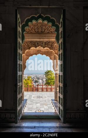 Muster auf dem Eingang zum Haupt-Mausoleum oder Kenotaph in jaswant thada, jodhpur, indien graviert. Stockfoto