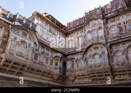 Detaillierte Ansichten der Palastfenster und Säulen in Mehrangarh Fort in Jodhpur, Indien Stockfoto