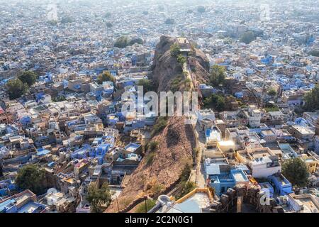 Der Blick auf Jodhpur Stadt und pachetia Hügel von oben Mehrangarh Fort in Jodhpur, Indien Stockfoto