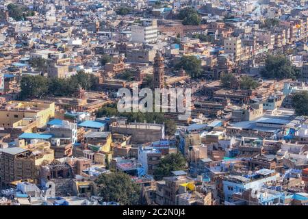 Die Ansicht von Jodhpur Stadt sardar Markt und Ghanta ghar von oben Mehrangarh Fort in Jodhpur, Indien Stockfoto