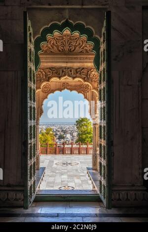 Muster auf dem Eingang zum Haupt-Mausoleum oder Kenotaph in jaswant thada, jodhpur, indien graviert. Stockfoto