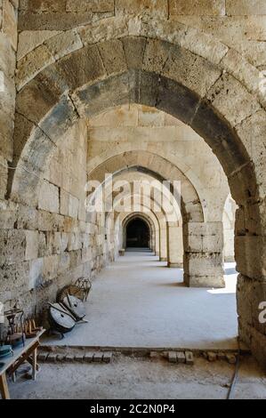 Bögen und Säulen in Sultanhani Karawanserei auf Silk Road, Türkei Stockfoto