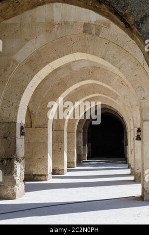 Bögen und Säulen in Sultanhani Karawanserei auf Silk Road, Türkei Stockfoto