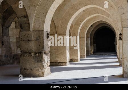 Bögen und Säulen in Sultanhani Karawanserei auf Silk Road, Türkei Stockfoto