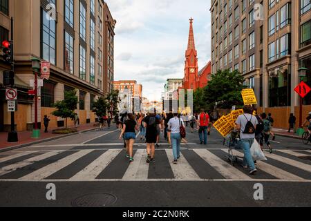 Demonstranten marschieren auf den Friendship Arch in Chinatown während eines marsches gegen die Brutalität der Polizei gegenüber farbigen Menschen in Washington, DC, USA Stockfoto