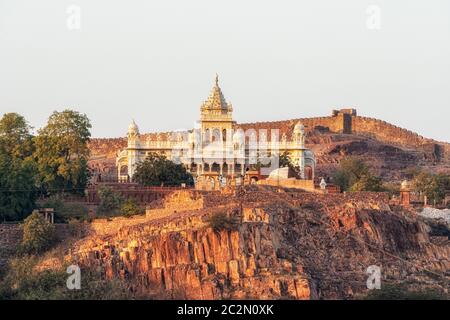 jaswant thada Sonnenuntergang Blick von weitem. Ein Kenotaph in Jodhpur, es ist ein königliches Mausoleum der königlichen Familie von marwar. Stockfoto