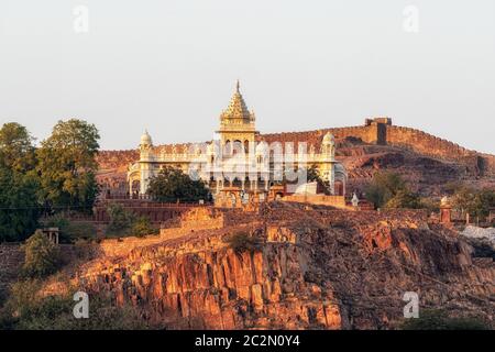 jaswant thada Sonnenuntergang Blick von weitem. Ein Kenotaph in Jodhpur, es ist ein königliches Mausoleum der königlichen Familie von marwar. Stockfoto