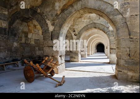 Bögen und Säulen in Sultanhani Karawanserei auf Silk Road, Türkei Stockfoto