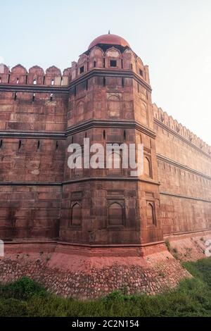 Rote Festung Festungsmauer und umgebenden Graben. Red Fort ist ein berühmtes Wahrzeichen in Neu-Delhi, Indien. Stockfoto