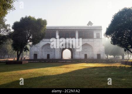 Nauba Khana oder Naqqar Khana ein kleines Trommelhaus, das äußeren und inneren Hof von rotem Fort verbindet, das während der Morgensonnenaufgangszeit genommen wird. Neu Delhi, Indien Stockfoto