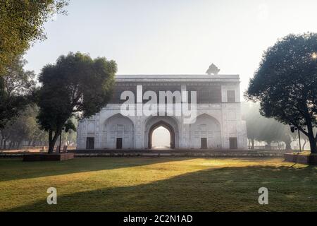 Nauba Khana oder Naqqar Khana ein kleines Trommelhaus, das äußeren und inneren Hof von rotem Fort verbindet, das während der Morgensonnenaufgangszeit genommen wird. Neu Delhi, Indien Stockfoto