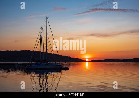 Sonnenuntergang in der Stadt Fjaellbacka in Schweden. Stockfoto