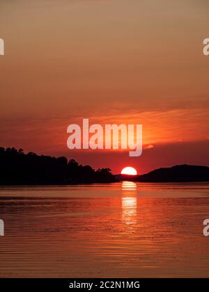 Sonnenuntergang in der Stadt Fjaellbacka in Schweden. Stockfoto