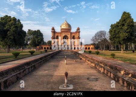 safdarjung Grabmausoleum Kuppel und die umliegende Grabanlage Landschaft. Aufgenommen in Neu delhi, Indien Stockfoto