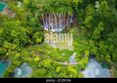 Luftaufnahme des Wasserfalls auf dem Nationalpark Plitvicer Seen Kroatien Stockfoto