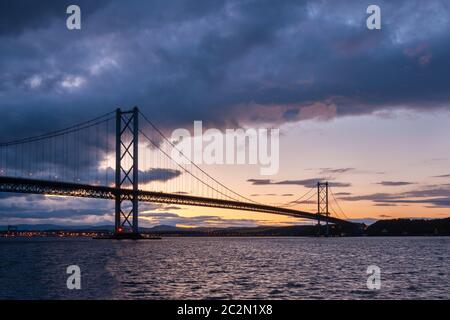 Forth Road Bridge in der Nähe von Edinburgh, Schottland Stockfoto