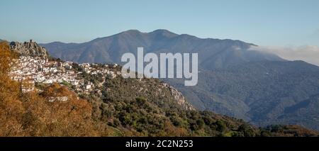 Weißes Stadtbild Algatocin im Valle del Genal Andalusien Spanien Stockfoto