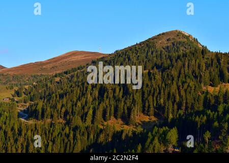 Gailtal Alpen mit goldeck und Mitarbeitern in österreich im Herbst Stockfoto