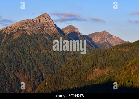 Gailtal Alpen mit goldeck und Mitarbeitern in österreich im Herbst Stockfoto