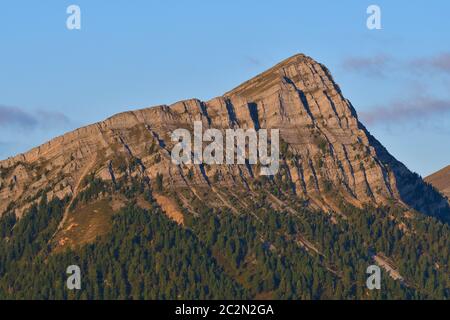 Gailtal Alpen mit goldeck und Mitarbeitern in österreich im Herbst Stockfoto