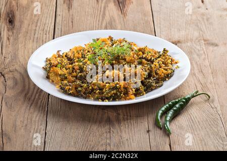 Indische Gericht: Bitterer Kürbis Braten mit Gewürzen und Kräutern Stockfoto