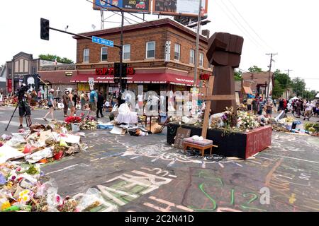 Blick auf die George Floyd Gedenkstätte mit dem Kreis der Blumen, Fist und Cup Foods an der 38th und Chicago Avenue. Minneapolis Minnesota, USA Stockfoto