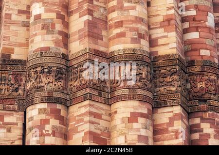 Nahaufnahme von Mustern und Gravuren auf dem qutub Minar Complex in Neu delhi, indien Stockfoto