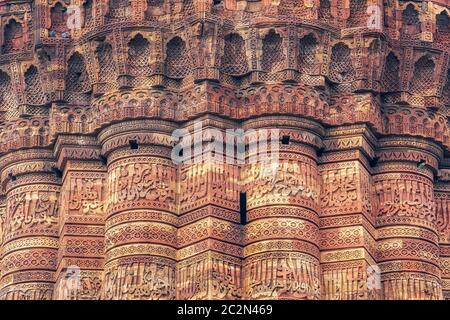 Nahaufnahme von Mustern und Gravuren auf dem qutub Minar Complex in Neu delhi, indien Stockfoto