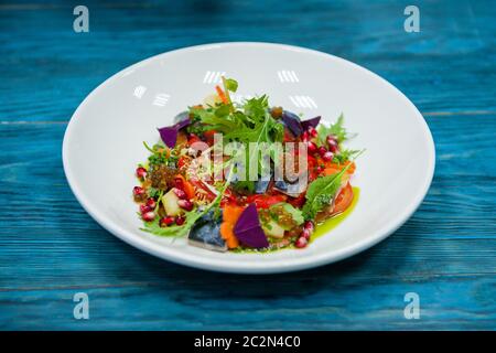 Escabeche Fischgericht mit Kaviar: Makrele in Marinade mit Gemüse, auf einem Schild auf dem Holz- blauen Hintergrund. Stockfoto